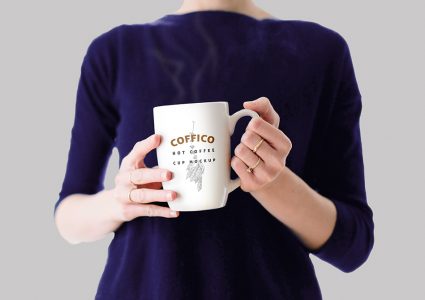 Мокап чашки кофе в руках